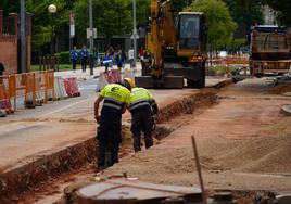 Obreros trabajando en la obra de remodelación iniciada por el Consistorio en 2023 en la Carretera de Ledesma.