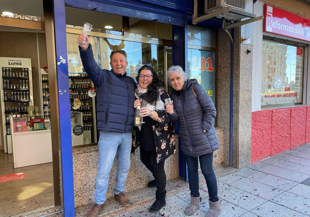 Celebración tras el sorteo de la Lotería del Niño en 'La 101'.