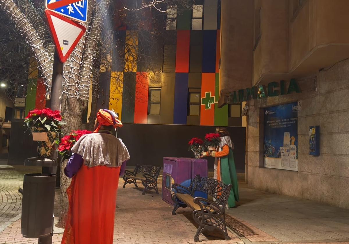 Los Reyes Magos dejan en las calles del barrio del Oeste 3.000 flores de pascua para los vecinos