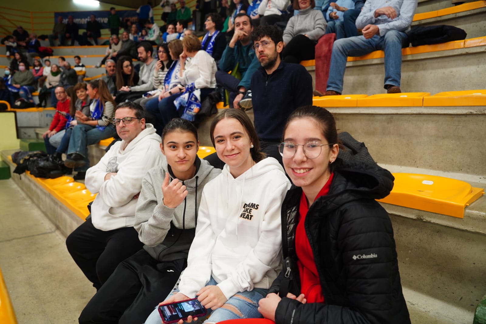 Búscate en la grada de Würzburg en el partido del Avenida contra el IDK