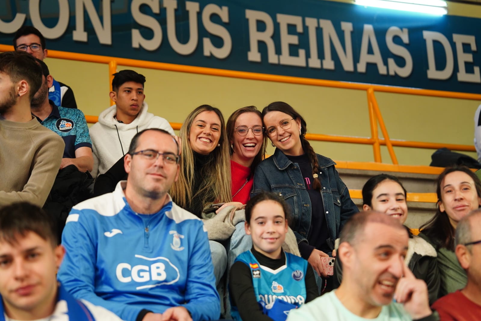 Búscate en la grada de Würzburg en el partido del Avenida contra el IDK