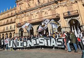 Los aficionados de Unionistas comenzaron el corteo en la Plaza Mayor.