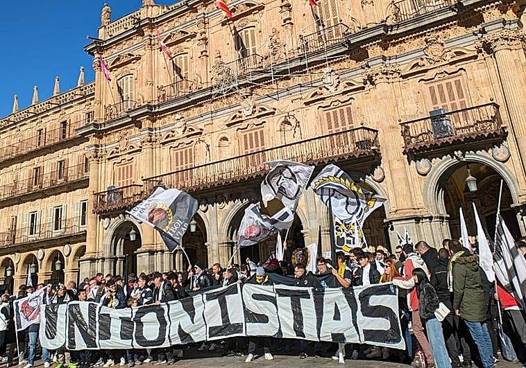 Los aficionados de Unionistas comenzaron el corteo en la Plaza Mayor.
