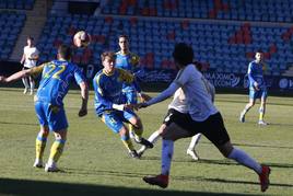 Lance del juego entre Salamanca UDS y Colegios Diocesanos.