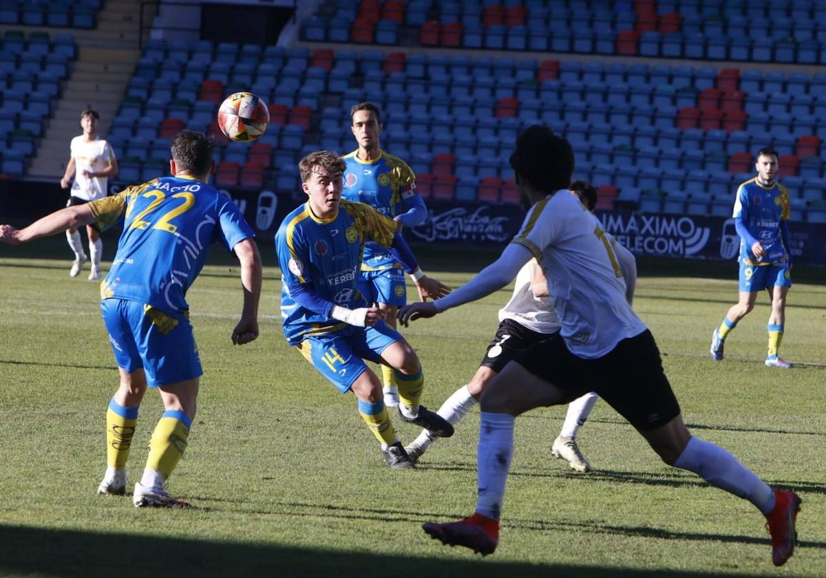 Lance del juego entre Salamanca UDS y Colegios Diocesanos.