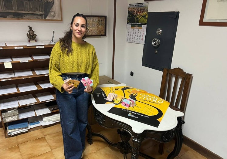 La edil Paola Martín con los calendarios, pegatinas y carteles del Carnaval del Toro de Ciudad Rodrigo.