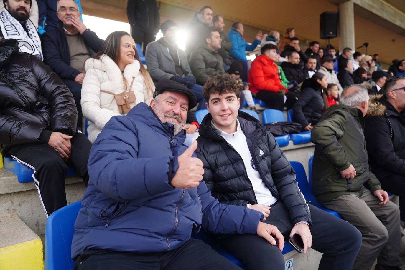 La afición de Unionistas responde a la llamada, ¡búscate en la grada!