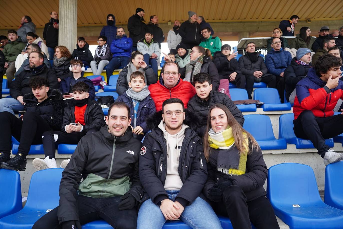 La afición de Unionistas responde a la llamada, ¡búscate en la grada!