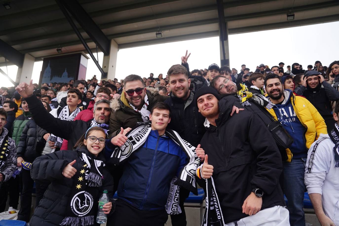 La afición de Unionistas responde a la llamada, ¡búscate en la grada!