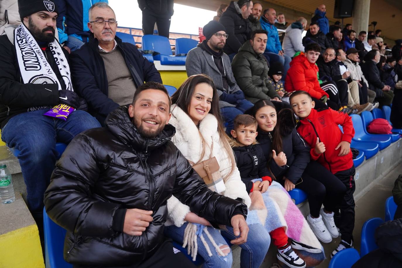 La afición de Unionistas responde a la llamada, ¡búscate en la grada!