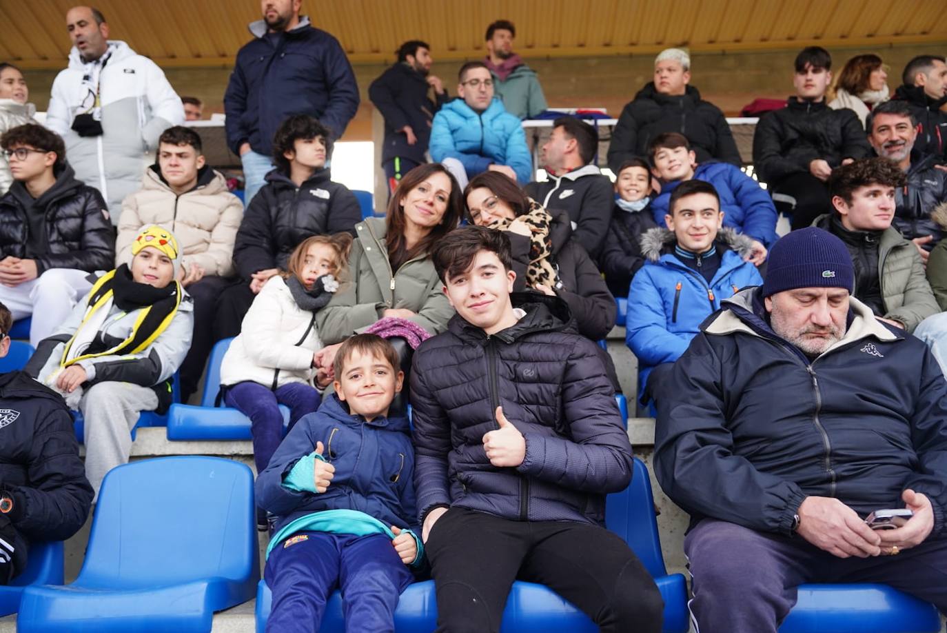 La afición de Unionistas responde a la llamada, ¡búscate en la grada!