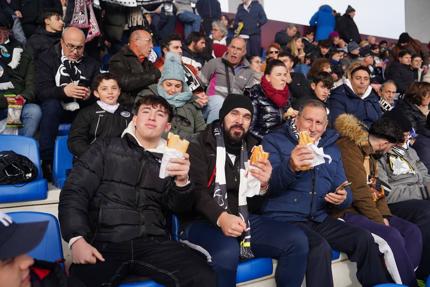 La afición de Unionistas responde a la llamada, ¡búscate en la grada!