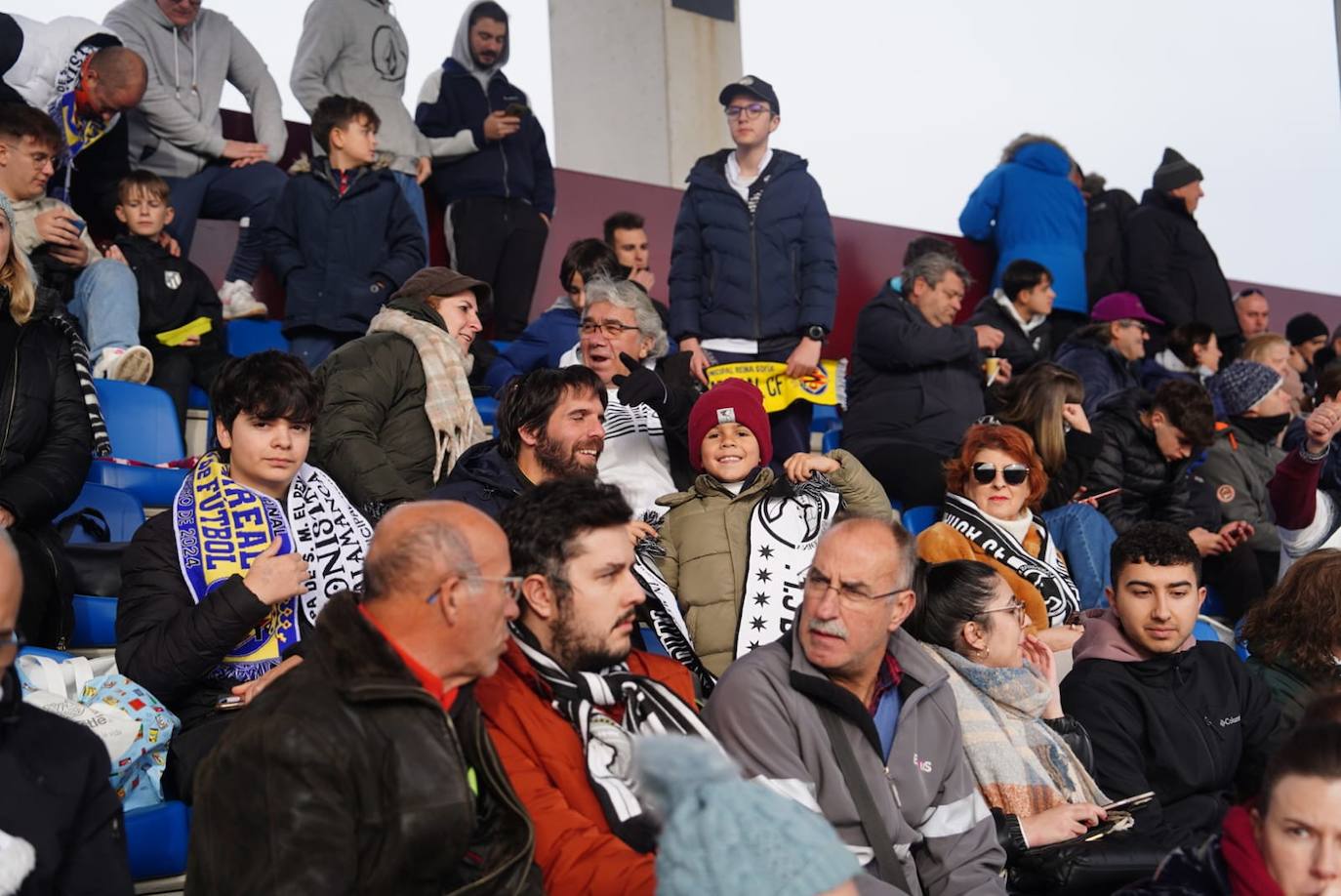 La afición de Unionistas responde a la llamada, ¡búscate en la grada!