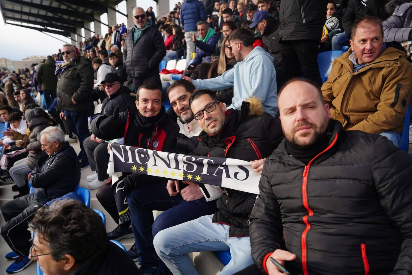 La afición de Unionistas responde a la llamada, ¡búscate en la grada!