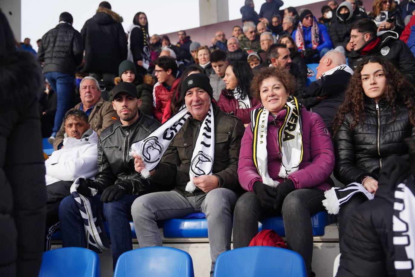 La afición de Unionistas responde a la llamada, ¡búscate en la grada!