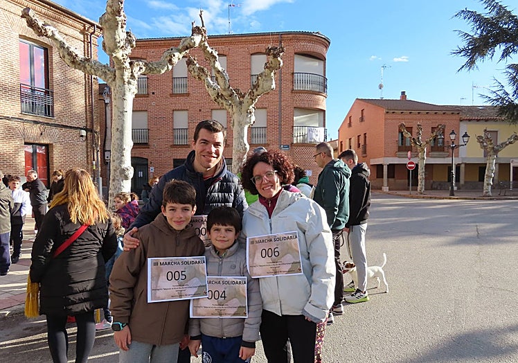 Imagen principal - Más de medio centenar de personas en la III marcha solidaria de Cantalapiedra