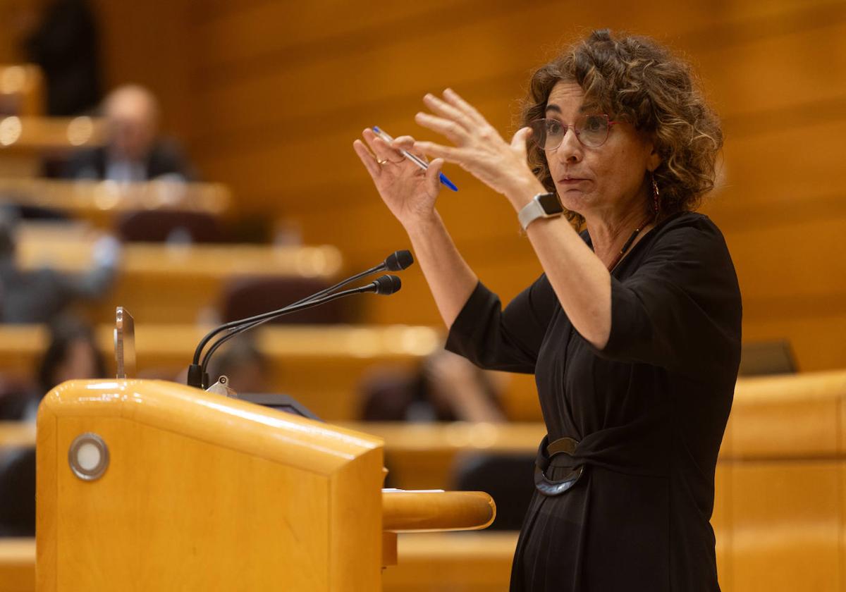 La ministra de Hacienda durante su intervención.