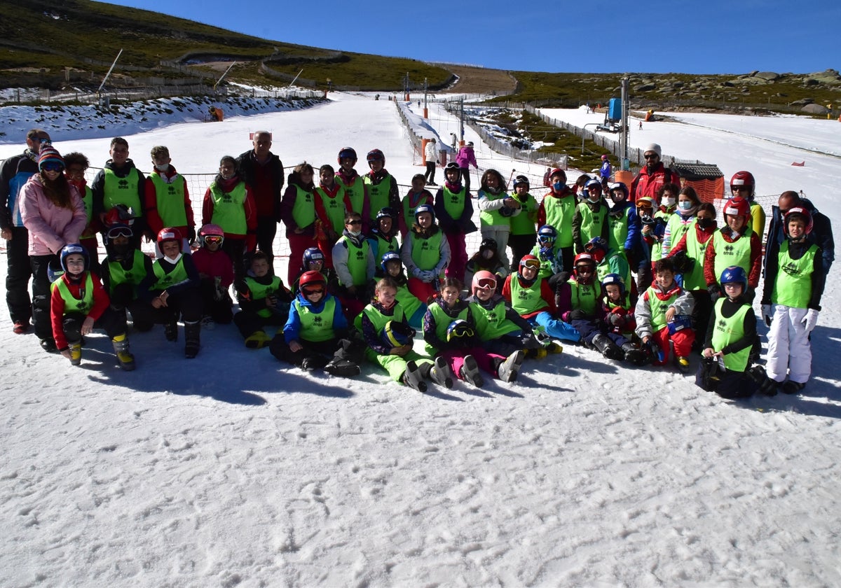 Imagen de escolares participantes en el programa de los Bautismos Blancos en La Covatilla.