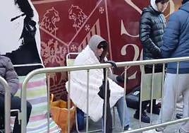 Mantas, hamacas y una lista: así se pasa la noche en la calle para conseguir una entrada para ver al Barça