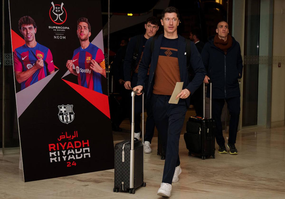 Robert Lewandowski, Andreas Christensen (derecha) y Orio Romeu a su llegada a Riad para disputar la Supercopa de España.