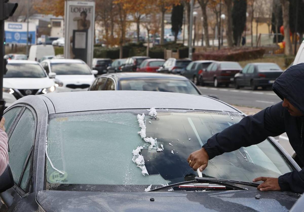 Quitar hielo del coche: El truco de la Guardia Civil para quitar el hielo  de los cristales del coche