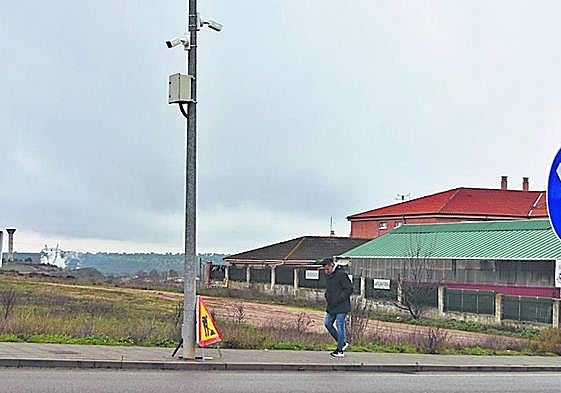 Un peatón camina por la travesía de Villamayor de Armuña, en la SA-300, donde hay otra cámara.