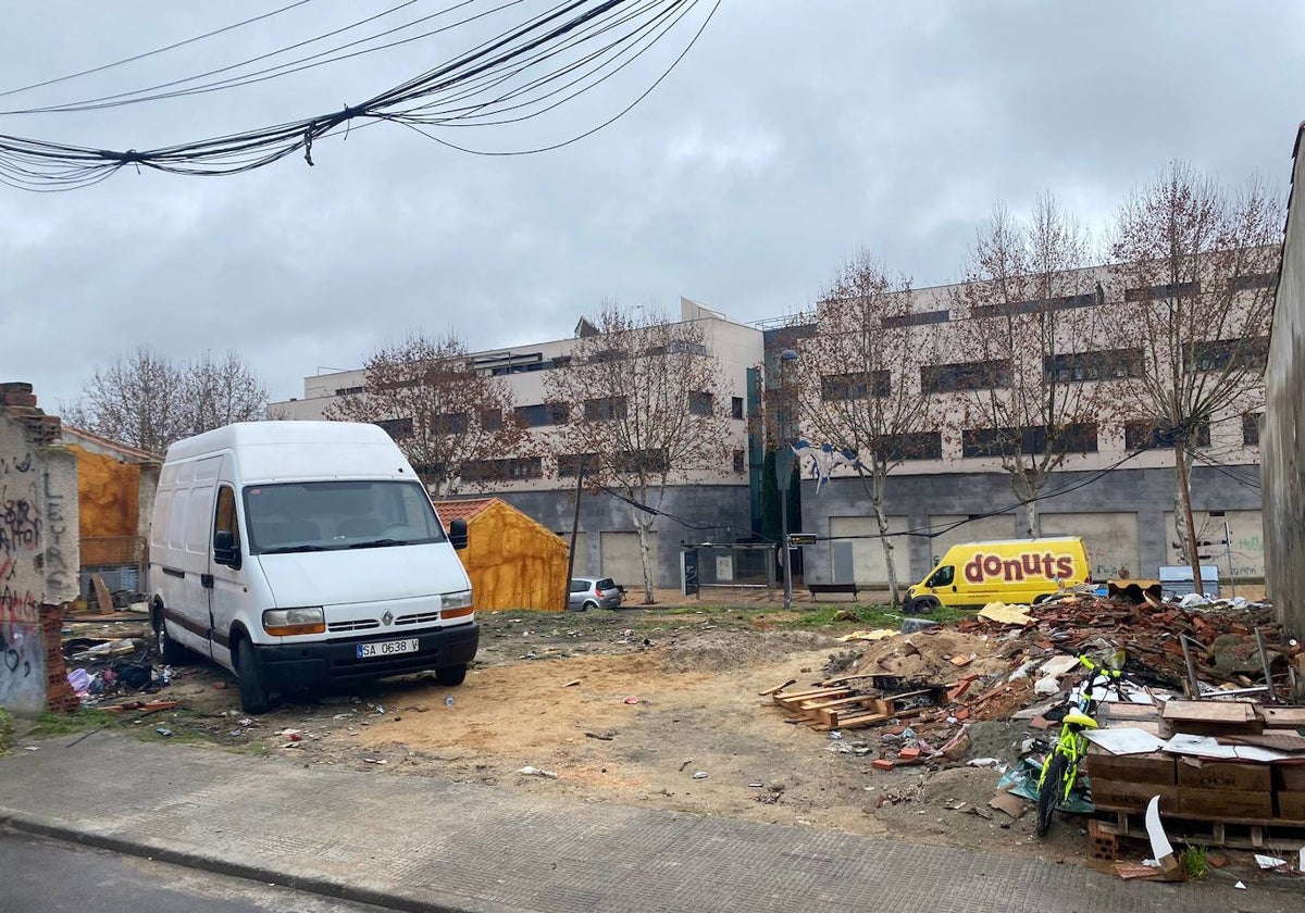 Un solar de la calle Miguel Ángel lleno de basura y escombros. También se puede apreciar el cableado en mal estado del barrio.