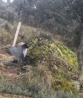 Imagen secundaria 2 - Coche destrozado tras el impacto contra la roca