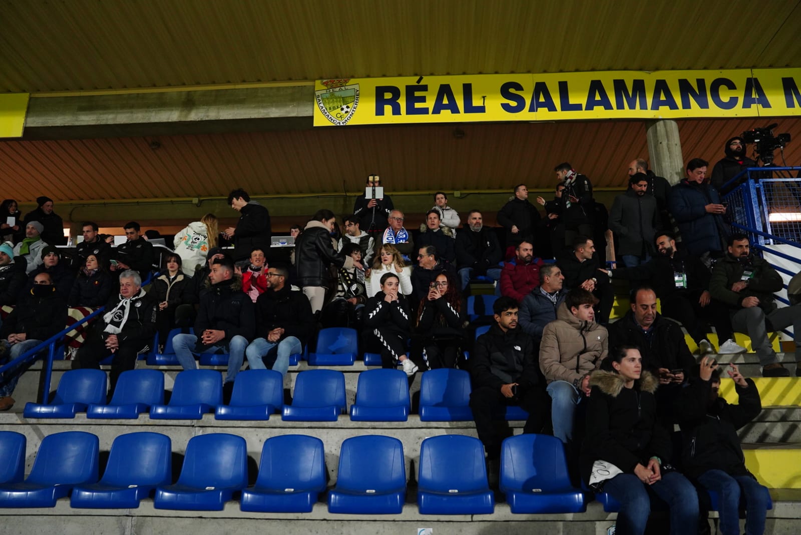 Búscate en la grada del Reina Sofía en el partido contra el Rayo Majadahonda