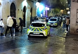 Varias dotaciones de la Policía Local intervienen en el altercado en la calle Varillas.
