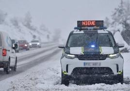 Un coche de la Guardia Civil advirtiendo de la nieve.