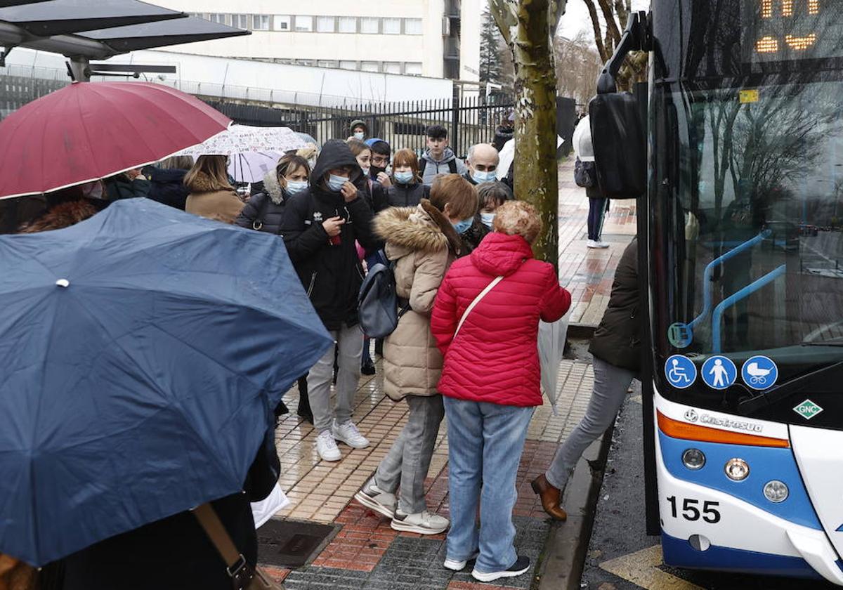 Una imagen de usuarios subiendo a un autobús urbano.