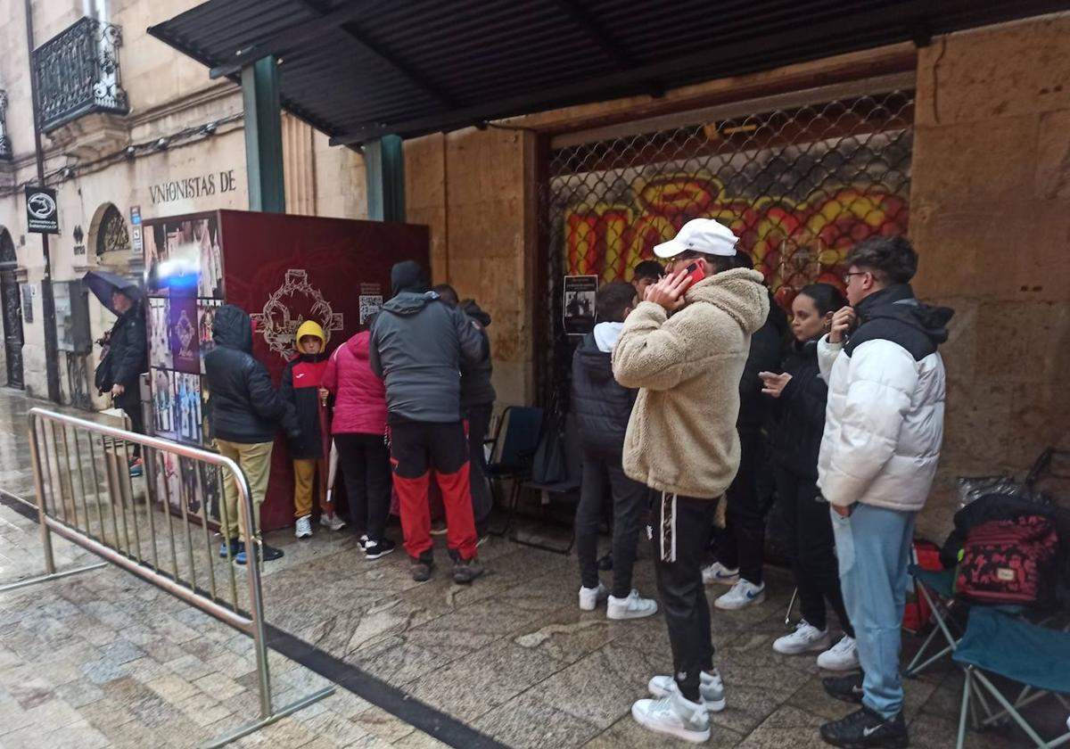 Gente haciendo cola en la Rúa para la venta de entradas la tarde de este lunes