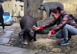 Paula Manso con Antón junto a la escultura del marrano.