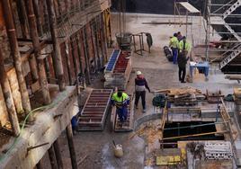 Trabajadores de la construcción en un edificio en obras de la ciudad de Salamanca.