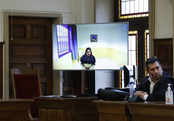 El abogado de la defensa en Sala, mientras su clienta comparece por videoconferencia.