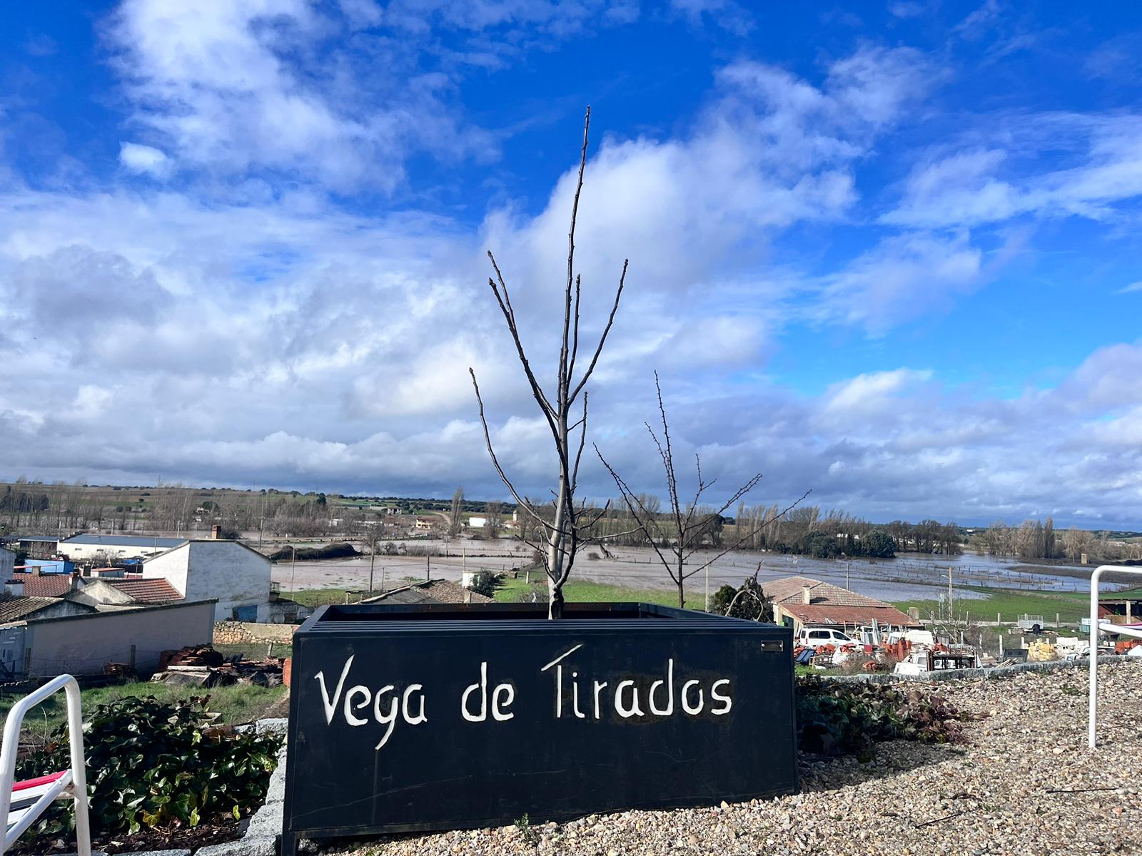 Once horas con el acceso a Vega de Tirados por la DSA-522 bloqueado por las inundaciones