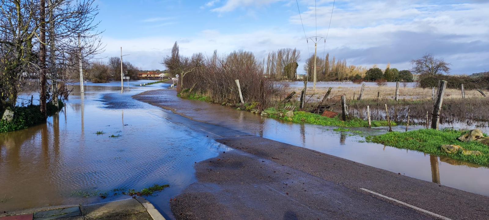 Once horas con el acceso a Vega de Tirados por la DSA-522 bloqueado por las inundaciones