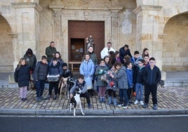 Los niños de Calzada junto a sus mascotas