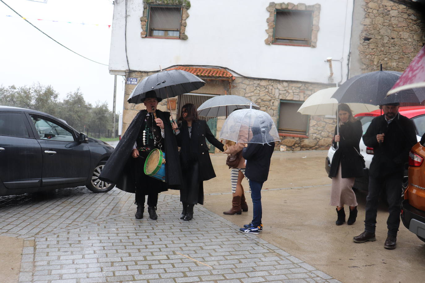 La lluvia no impide que los vecinos de Valdelamatanza honren a San Antón