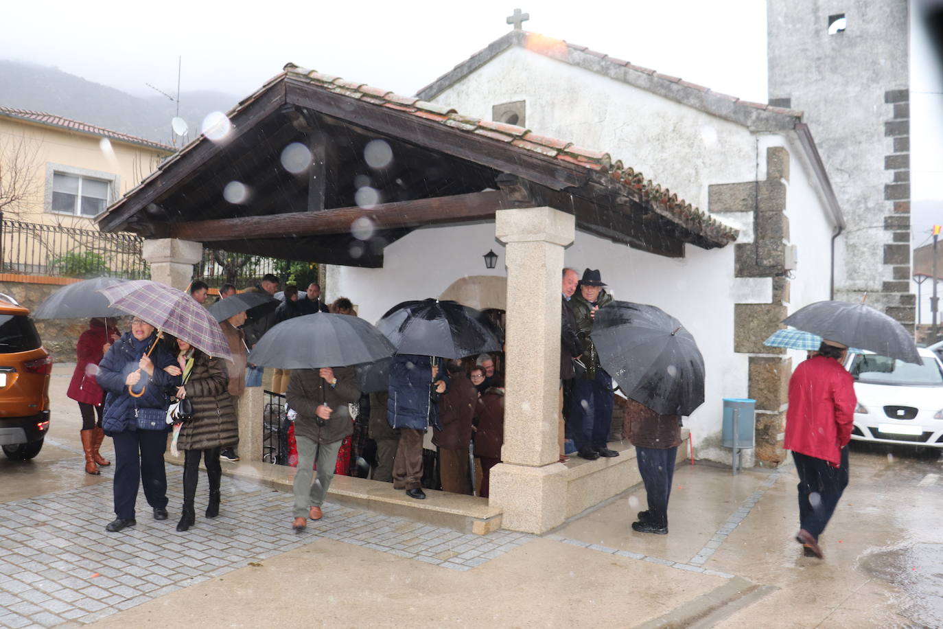 La lluvia no impide que los vecinos de Valdelamatanza honren a San Antón