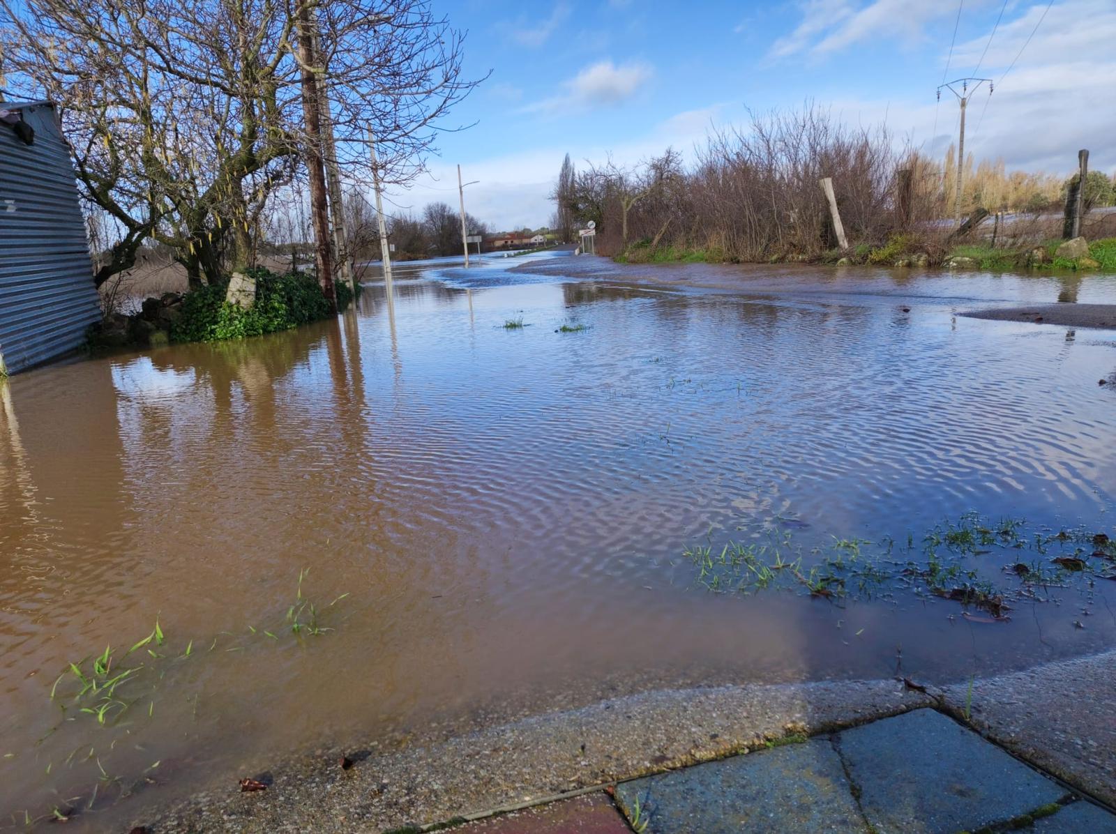 Once horas con el acceso a Vega de Tirados por la DSA-522 bloqueado por las inundaciones