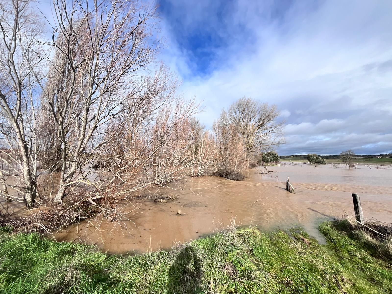 Once horas con el acceso a Vega de Tirados por la DSA-522 bloqueado por las inundaciones