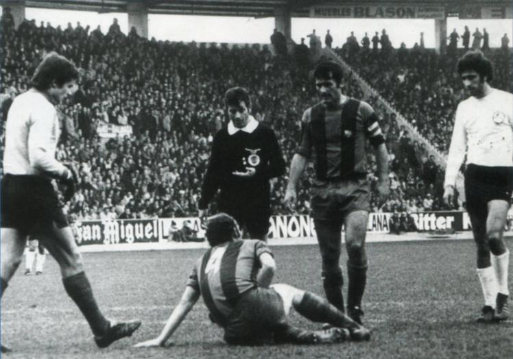 Imagen principal - Uno: imagen de la primera visita del Barça al Helmántico, con el culé Gallego doliéndose en el suelo. Esta acción desembocó en el enfrentamiento del azulgrana y el árbitro, Balaguer, en el túnel de vestuarios. Dos llegada del autobús del Barça al estadio en la 97-98. Tres: Johan Cruyff, junto a Charly Rexach en la 1995/96. 