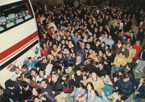 Imagen secundaria 1 - Uno: imagen de la primera visita del Barça al Helmántico, con el culé Gallego doliéndose en el suelo. Esta acción desembocó en el enfrentamiento del azulgrana y el árbitro, Balaguer, en el túnel de vestuarios. Dos llegada del autobús del Barça al estadio en la 97-98. Tres: Johan Cruyff, junto a Charly Rexach en la 1995/96. 