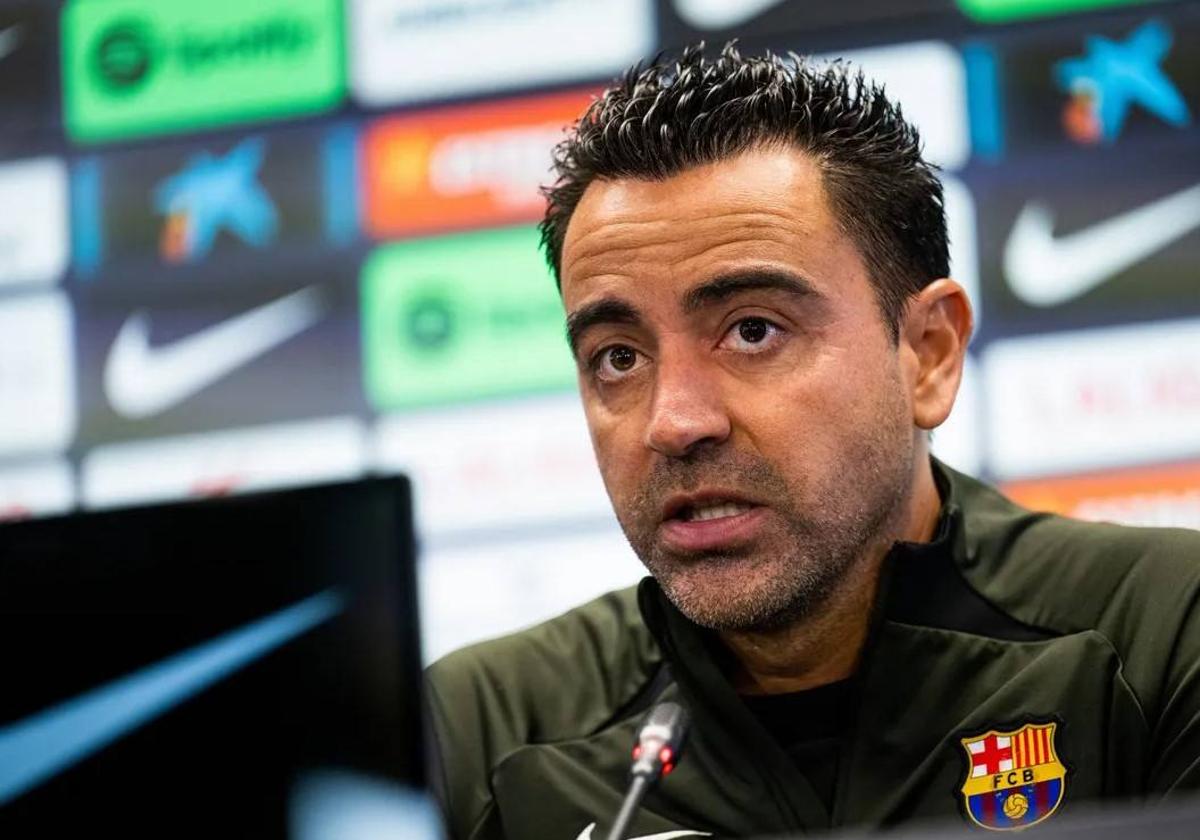 Xavi Hernández atiende a los medios en rueda de prensa.