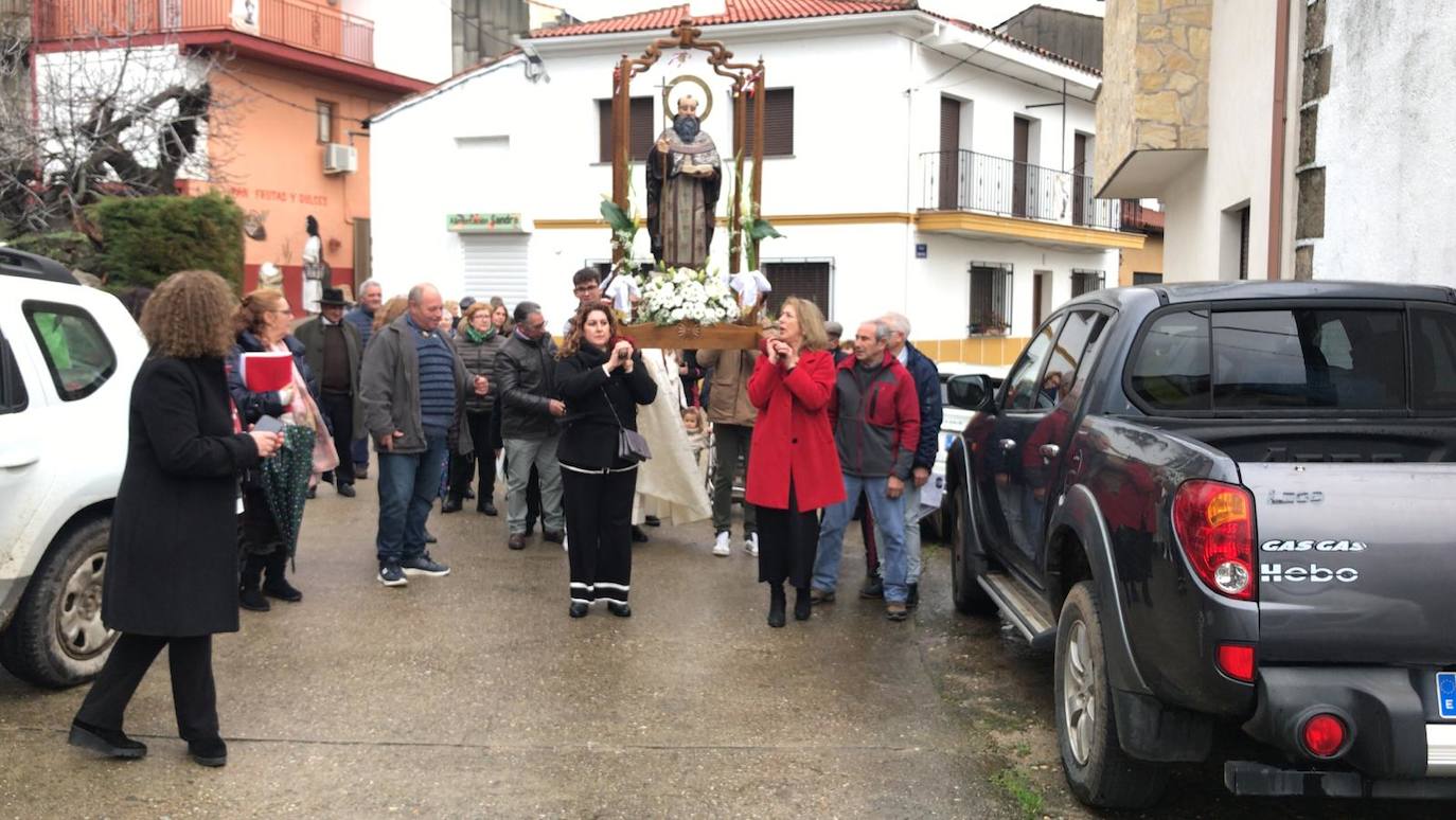 La lluvia deja salir a San Antón en el segundo día de la fiesta de Valdelamatanza