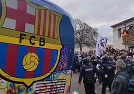 Pitos, abucheos y cánticos de «¡P... Barça!» a su llegada al Reina Sofía