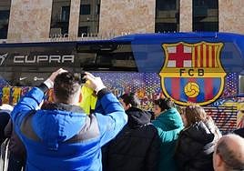 Locura por ver al Barcelona a su llegada al hotel de concentración en Salamanca