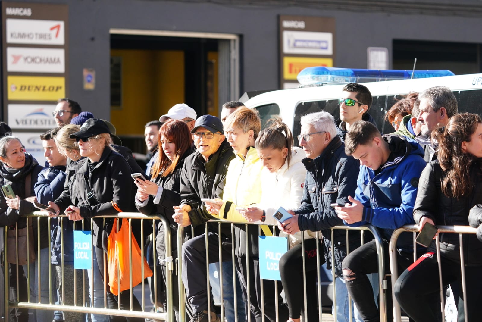 El Barça llegó a su hotel entre una multitud de aficionados: Pedri, el más reclamado